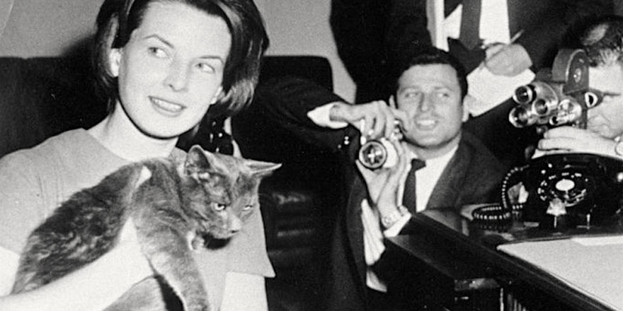 Pamela Turnure, First Lady Jacqueline Kennedy’s press secretary, introduces the media to Tom Kitten, Jan. 24, 1961.