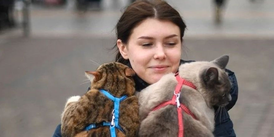 A Young Ukrainian woman is holding her two cats after crossing the border.